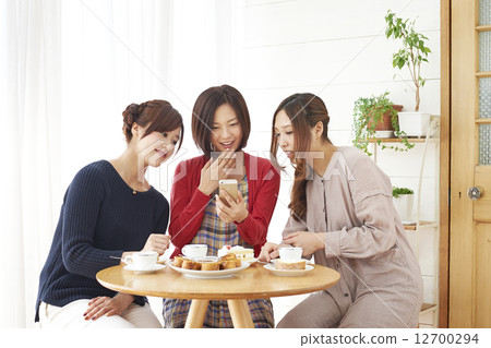 手機與3個女孩去喝茶 手機與3個女孩去喝茶 12700294