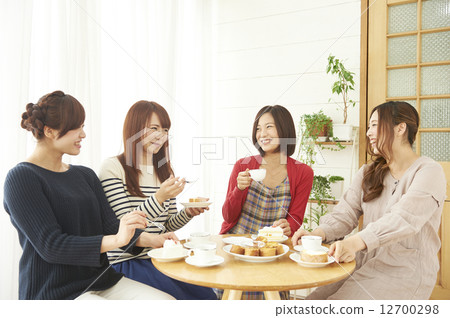 4個女孩去喝茶 4個女孩去喝茶 12700298