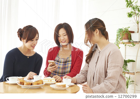 手機與3個女孩去喝茶 12700299