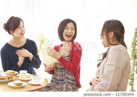 3個女孩到茶禮物 3個女孩到茶禮物 12700304