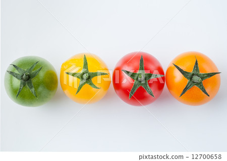 在一排水平排列的一個五顏六色的小的蕃茄 在一排水平排列的一個五顏六色的小的蕃茄 12700658