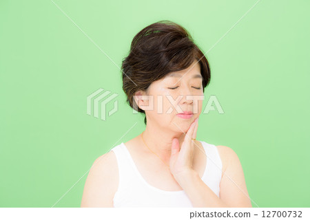 使用色度鍵構成剪裁的材料 - 資深婦女的秀麗圖像 12700732