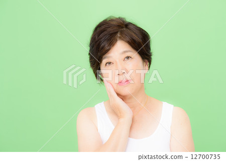 使用色度鍵構成剪裁的材料 - 資深婦女的秀麗圖像 12700735