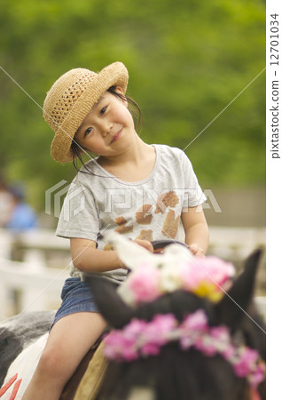 Horseback riding girls 12701034