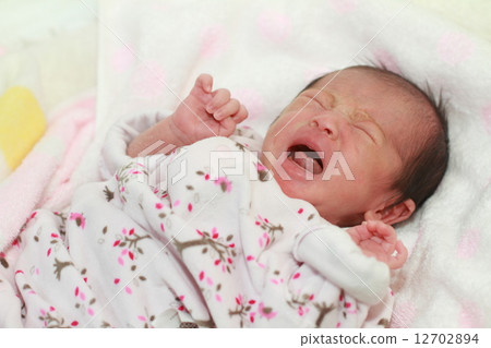 寶寶出生後哭了1個月 12702894