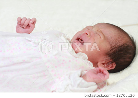 寶寶出生後哭了1個月 12703126