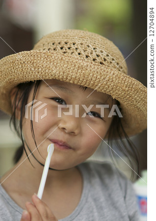 一個自然微笑的女孩 一個自然微笑的女孩 12704894