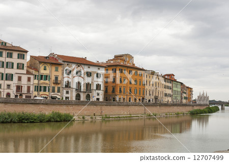 Arno River and waterfront buildings, Pisa 12707499