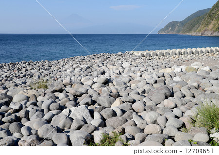 Coast with cobblestone Coast with cobblestone 12709651