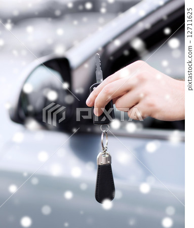 close up of man with car key outdoors 12711625
