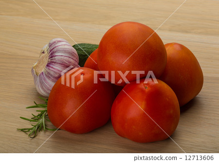 Bright ripe tomato Bright ripe tomato 12713606