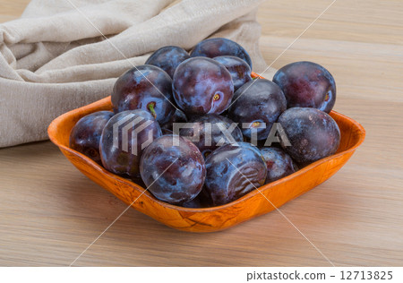 Ripe fresh plum Ripe fresh plum 12713825
