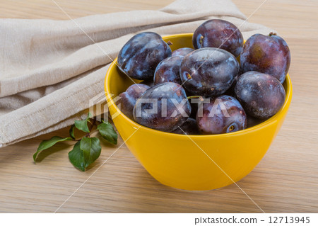 Ripe fresh plum Ripe fresh plum 12713945