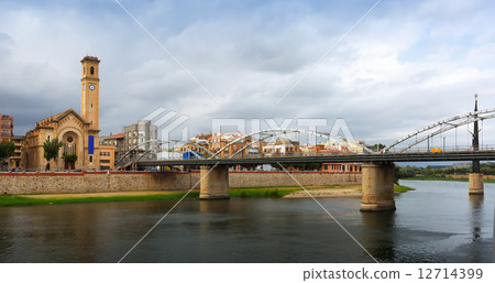Bridge over Ebro river and catholic church in Tortosa 12714399