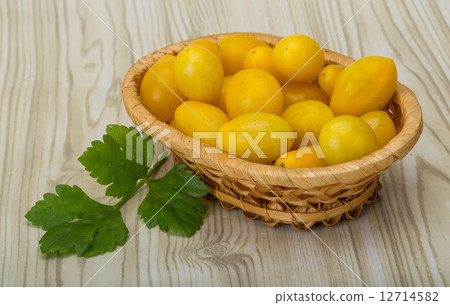 Yellow cherry tomatoes Yellow cherry tomatoes 12714582