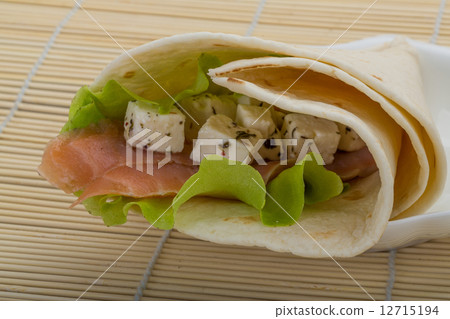 Salmon tortilla 12715194