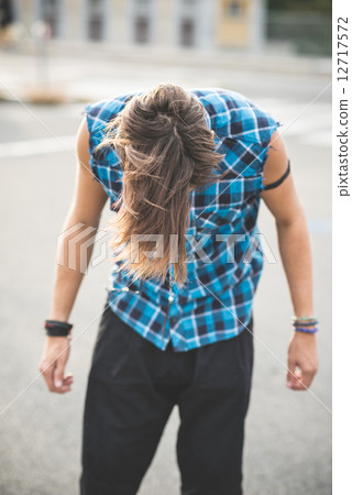 12717572