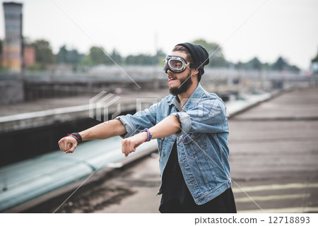 12718893