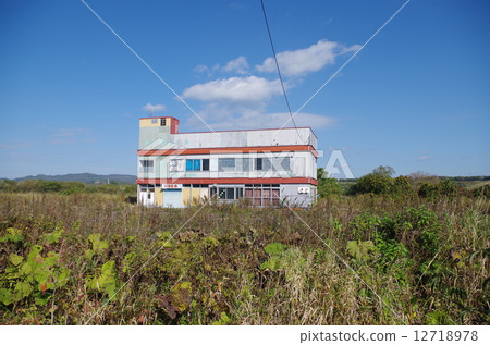 封閉的建築和草原 12718978