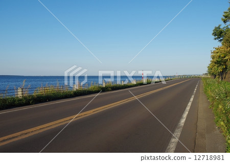 薩羅馬湖和沿湖的道路 12718981