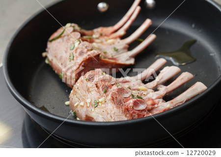 lamb chops on the pan lamb chops on the pan 12720029