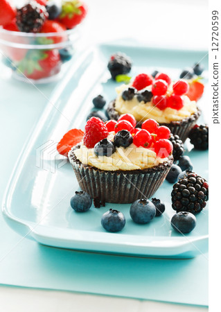 berries tart 12720599