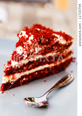 red velvet cake 12720794