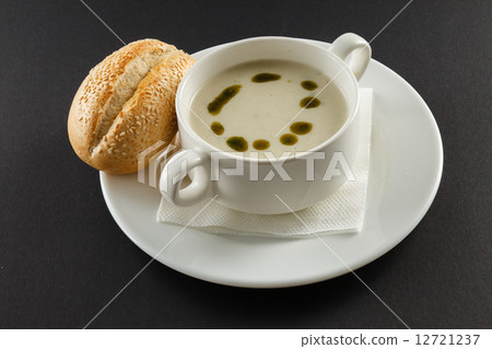 圖庫照片: cream soup with bun