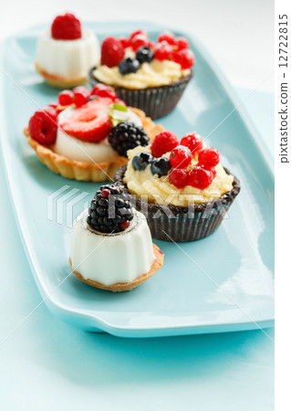 berries tart 12722815