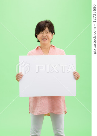 使用chromakey構成剪裁的材料 - 便衣的一名資深婦女的圖像 12725680