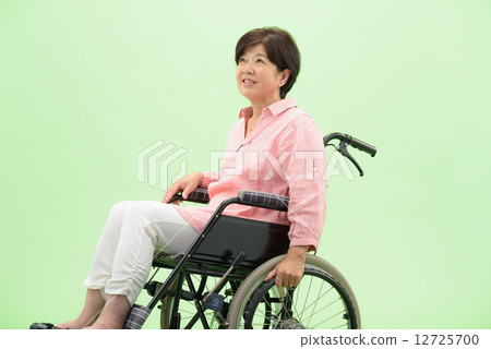 Pose material for clipping using chromakey - Image of a senior woman in casual wear 12725700