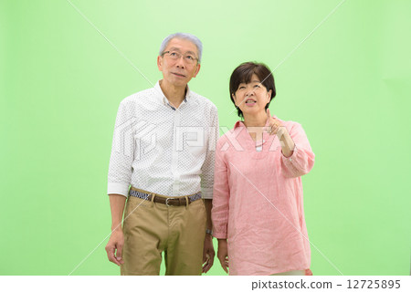 使用色度鍵構成剪裁材料 - 穿休閒服的高級情侶形象（春/夏） 12725895