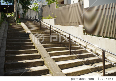 在住宅區的樓梯 12726563