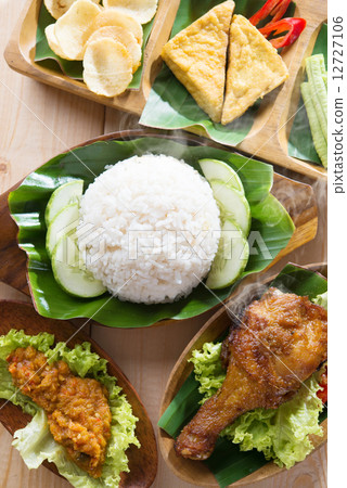 Nasi ayam penyet 12727106