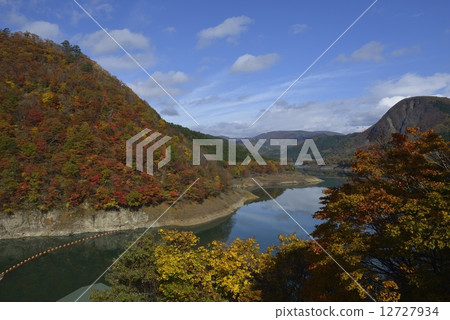 Autumn leaves of Naruko dam Akio Lake 12727934