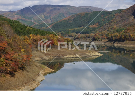 Autumn leaves of Naruko dam Akio Lake 12727935