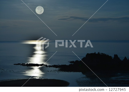 The moon which sun sets (Kagawa prefecture) 12727945