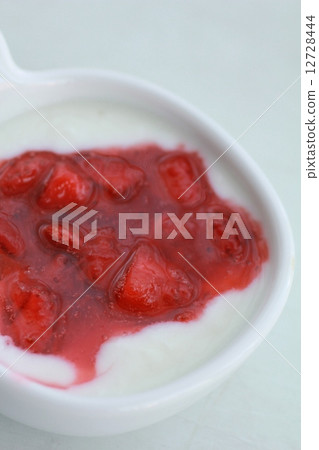 優格配上草莓醬和大塊果肉 優格配上草莓醬和大塊果肉 12728444