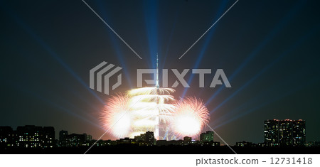 night panorama of Moscow with festive lighting night panorama of Moscow with festive lighting 12731418