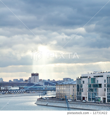 Moskva River and sunbeams in Moscow in autumn 12731422