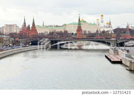 Moskva River and Kremlin in Moscow in autumn day 12731423
