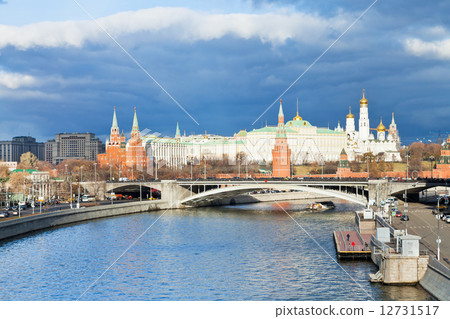 sunshine illuminates Moscow Kremlin in autumn sunshine illuminates Moscow Kremlin in autumn 12731517