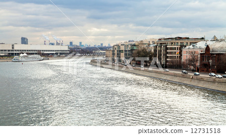 Bolotnaya embankment along canal of Moskva River 12731518