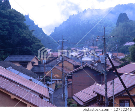 "World cultural heritage" Iwami Ginzan, Omori Ginzan (Omori Town) traditional townscape "Country Designated Important Traditional Building Group Conservation Area" / From Kanoshaji (Kanzonji) towards the stone silver, Ginzan area, Yamabuki castle marking direction Perspective (morning scenery) 12732246