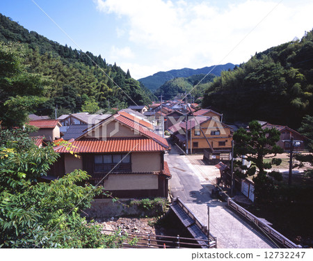“世界文化遺產”Iwami Ginzan，大森銀座（大森鎮）傳統市容“國家指定重要傳統建築群保護區”/從Kanoshaji（Kanzonji）朝石銀，銀山地區，山武城堡標記方向透視（早晨風景） 12732247