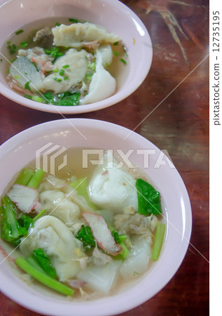 wonton soup 12735195