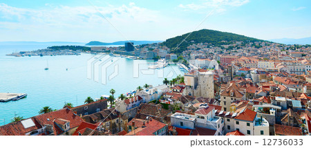 Split skyline Split skyline 12736033