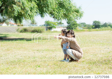 Mother girl of park Mother girl of park 12737086