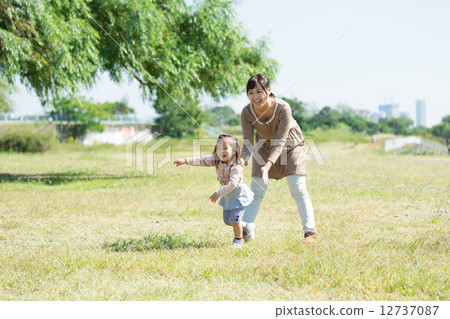 公園的母親女孩 公園的母親女孩 12737087