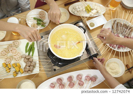 Oil fondue 12742074